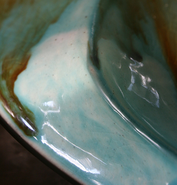 Ceramic dish with lithium glaze